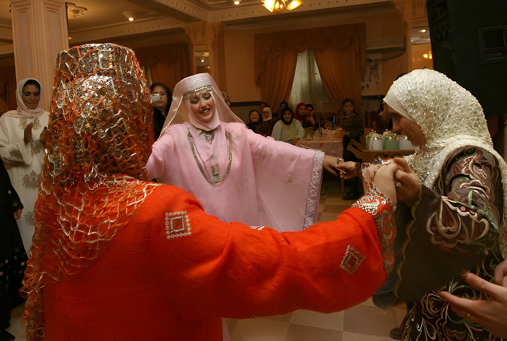 العرس الجزائري عروس جزائرية تراقص قريباتها