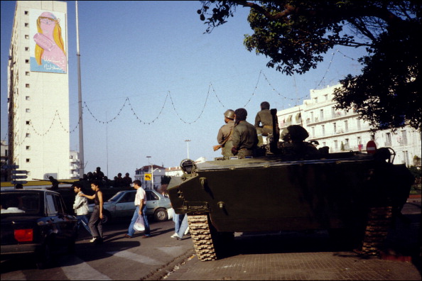 الجيش يحاصر العاصمة بالدبابات