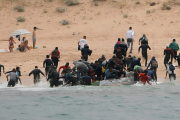 (الصورة: فيسبوك) مهاجرون يصلون إلى السواحل