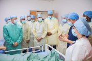 الغزواني مع الفريق الطبي الجزائري