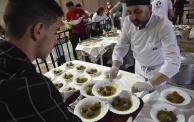 جمعيات خيرية تقدم وجبات مجانية للصائمين في رمضان (تصوير: رياض قرامدي/أ.ف.ب)