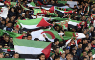 أنصار "الخضر" شجعوا المنتخب الفلسطيني في مقابلة جمعته بفريقهم (تصوير: فاروق باتيش/أ.ف.ب)