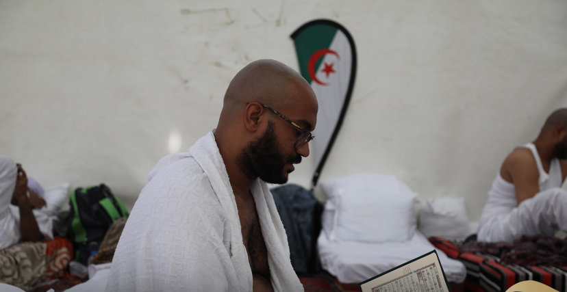 حاج جزائري يأخذ قسطًا من الراحة بعد يوم عرفة (الصورة: فيسوك)
