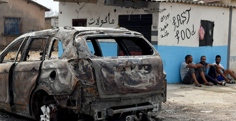 سيارة محترقة من مخلفات الحرائق بالطارف (الصورة: أ.ف.ب)