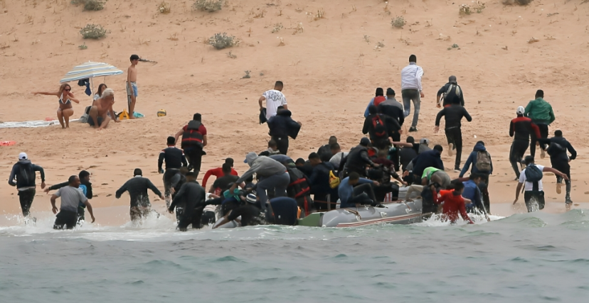 (الصورة: فيسبوك) مهاجرون يصلون إلى السواحل
