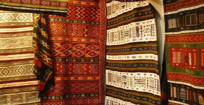 صناعة الزرابي.. حرفة جزائرية تعكس التراث الأمازيغي بالرموز وتواجه الاندثار